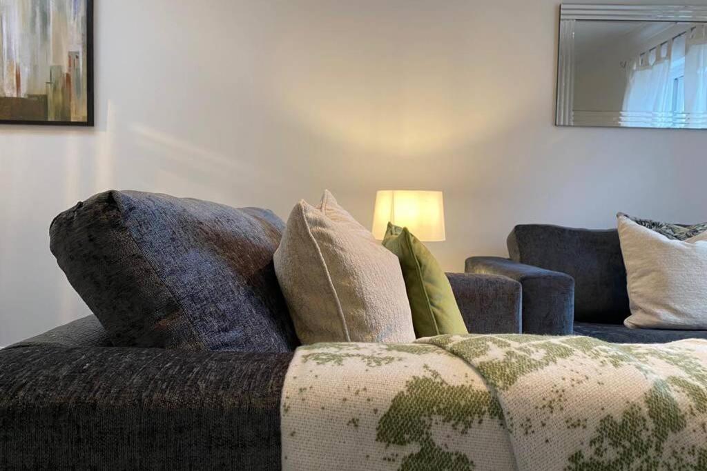 Alicia Newport By Mia Living 2 Bedroom Apartment With Dedicated Parking Exterior photo