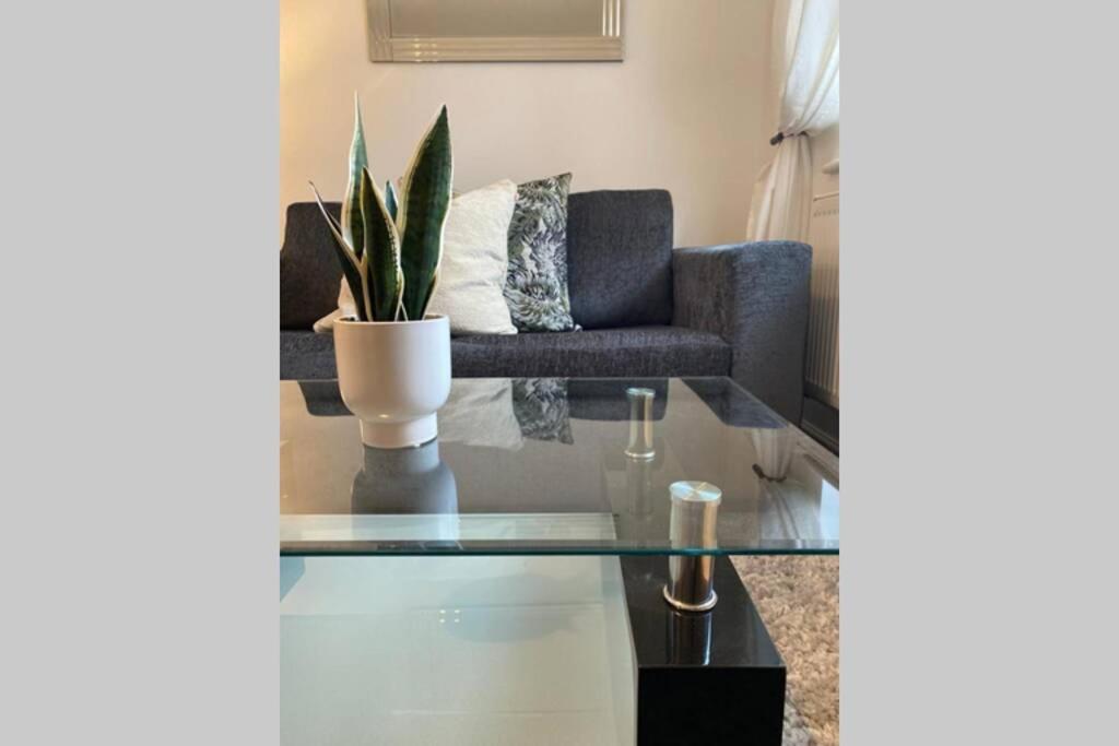 Alicia Newport By Mia Living 2 Bedroom Apartment With Dedicated Parking Exterior photo